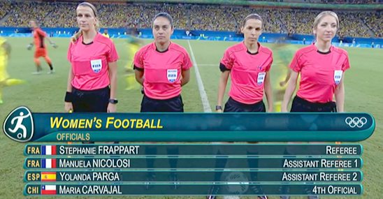 Stéphanie FRAPPART (2ème à droite) et Manuela NICOLOSI (1ère à droite) ont été désignées pour la dernière rencontre de sélection brésilienne féminine contre l'Afrique du Sud, le 9 août à Manaus.